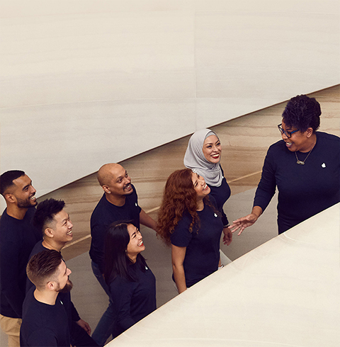 Des membres de l’équipe montant des escaliers dans un Apple Store.