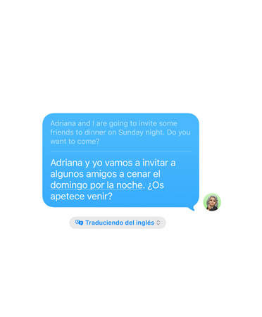 Traduction en direct dans Messages d’un SMS: «Adriana et moi invitons des proches à dîner dimanche soir. Est-ce que tu es libre?» traduit automatiquement en espagnol