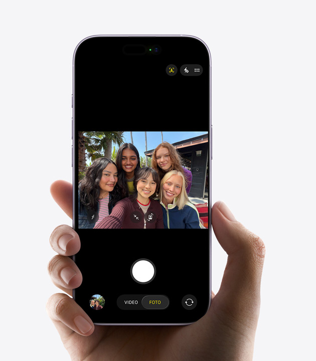 iPhone 17 mostrato di fronte, funzione Inquadratura automatica per le foto in uso, si nota un gruppo di persone che si scatta un selfie