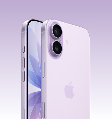 iPhone 17 بلون ليلكي ناعم، عرض جزئي للشاشة، وتعرض زاوية جانبية زر الإجراءات وزرّي مستوى الصوت والزر الجانبي. الجزء الخلفي الخارجي يعرض نظام الكاميرا المزدوجة المتطور في الزاوية العلوية اليسرى.