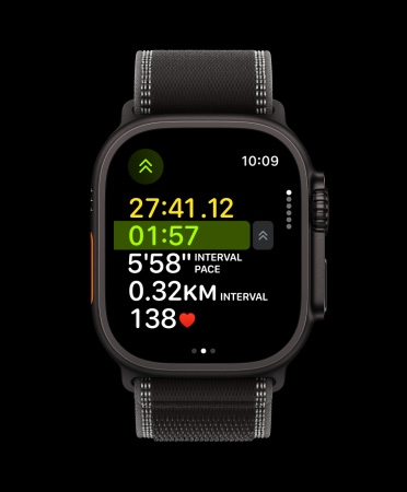 Apple Watch Ultra 3, culoare neagră, carcasă din titan, butonul Acțiune declanșează următorul interval în Exerciții