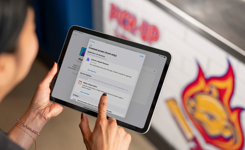 Một nhân viên yêu cầu sửa chữa bằng cách sử dụng AppleCare+ for Business Essentials.
