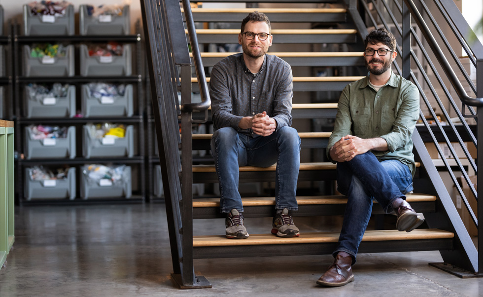 Medgrunnleggerne Noah Lee og Dane Jensen har som mål å fornye tekstilindustrien.