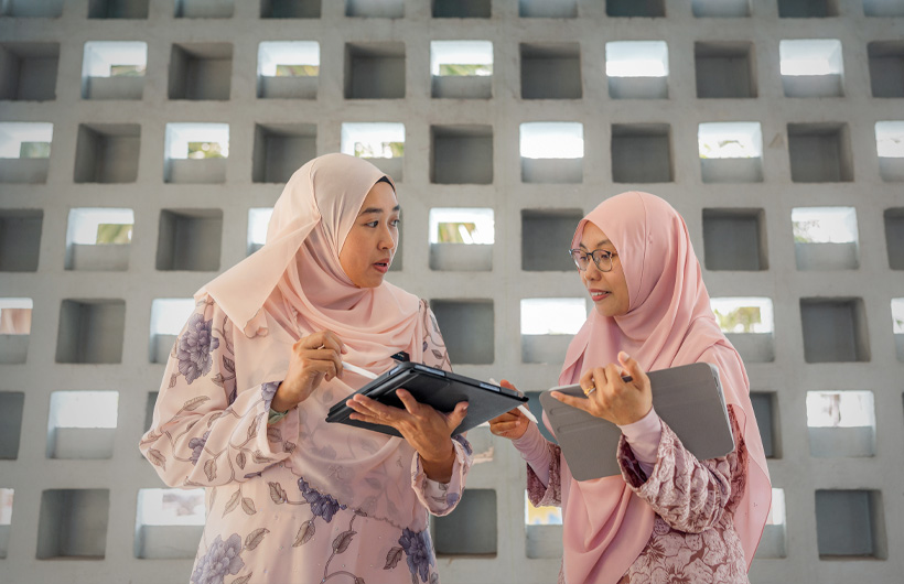 Nur Safiqa Sapar (ALC) asesora a su compañera Fatin Shahera, profesora en el centro Sekolah Tun Fatimah.