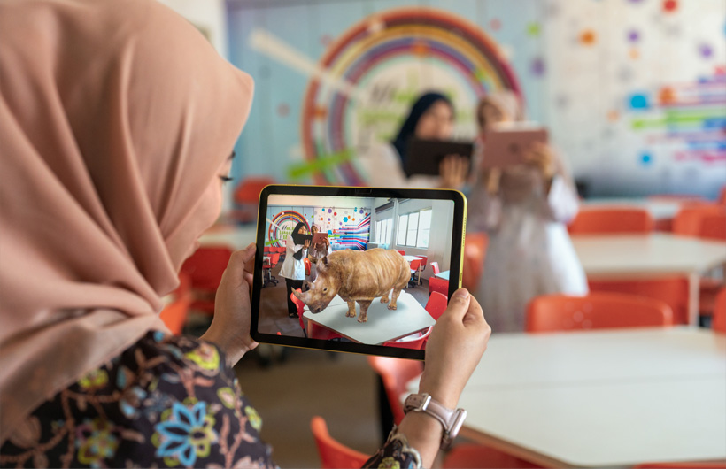 Docentes del Sekolah Seri Puteri trabajan con Ah Ho Yen Sze (ALC) para conocer las ventajas de la realidad aumentada en el aula con el iPad.
