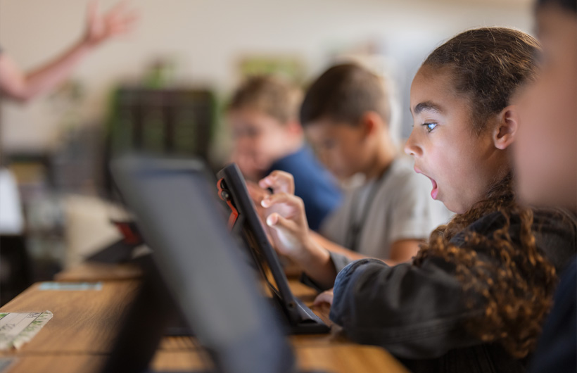 Estudiante de la circunscripción escolar independiente de Richardson reaccionando a una lección basada en una propuesta de un Apple Learning Coach.