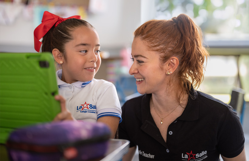 Eleane Ruth Guzmán Padilla comparte un momento de conexión con una estudiante en un aula del Colegio Cristóbal Colón.