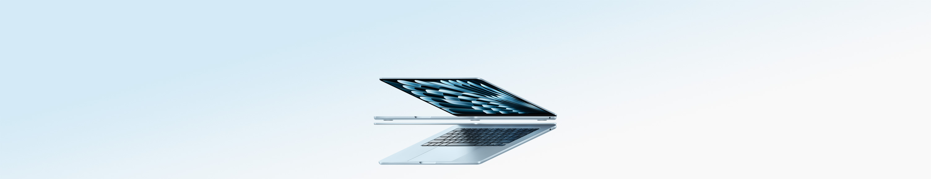جهازا لابتوب MacBook&nbsp;Air باللون الأزرق السماوي مفتوحان على شكل سهم، ما يُبرز نحافة التصميم