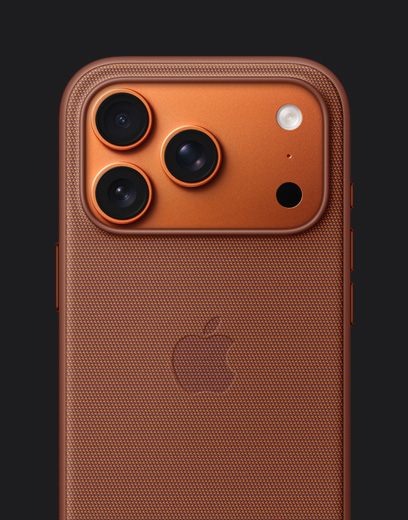 iPhone 17 Pro, face arrière, orange cosmique, muni d’un étui à tissage technique orange avec MagSafe
