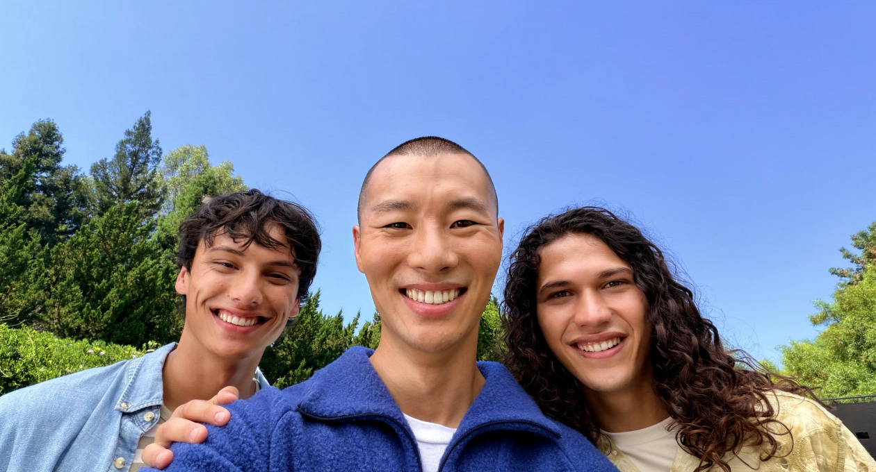 Selfie de groupe avec la fonctionnalité Cadrage centré pour les photos.