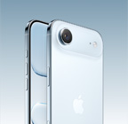 iPhone Air, bleu ciel, face arrière de biais, caméra principale Fusion dans le plateau de la partie supérieure, bouton Commande de la caméra, face avant de biais, écran intégral, bouton Action et boutons de volume