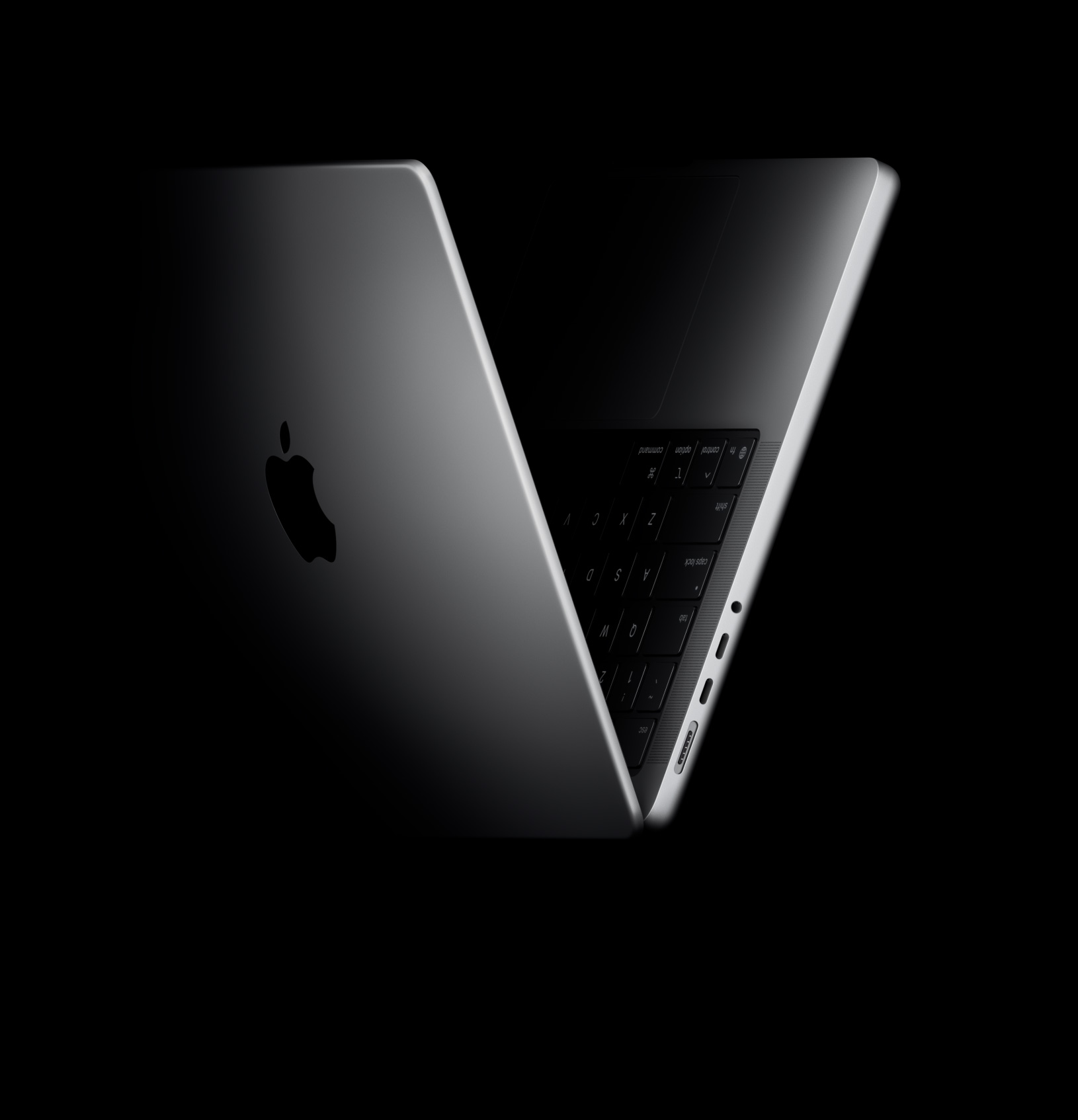 MacBook Pro otvorený v tvare písmena V, ktorý odkazuje na čip M5