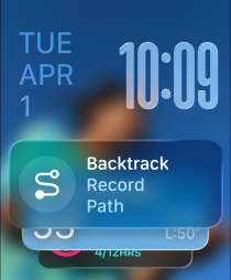 Tre Apple Watch-modeller. Det midterste er i farven naturlig, urskiven viser Smart stak med Find tilbage-widgetten. Det til højre er pianosort, urskiven viser en træningsskærm. Det til venstre er rosaguld, urskiven viser søvnresultat.