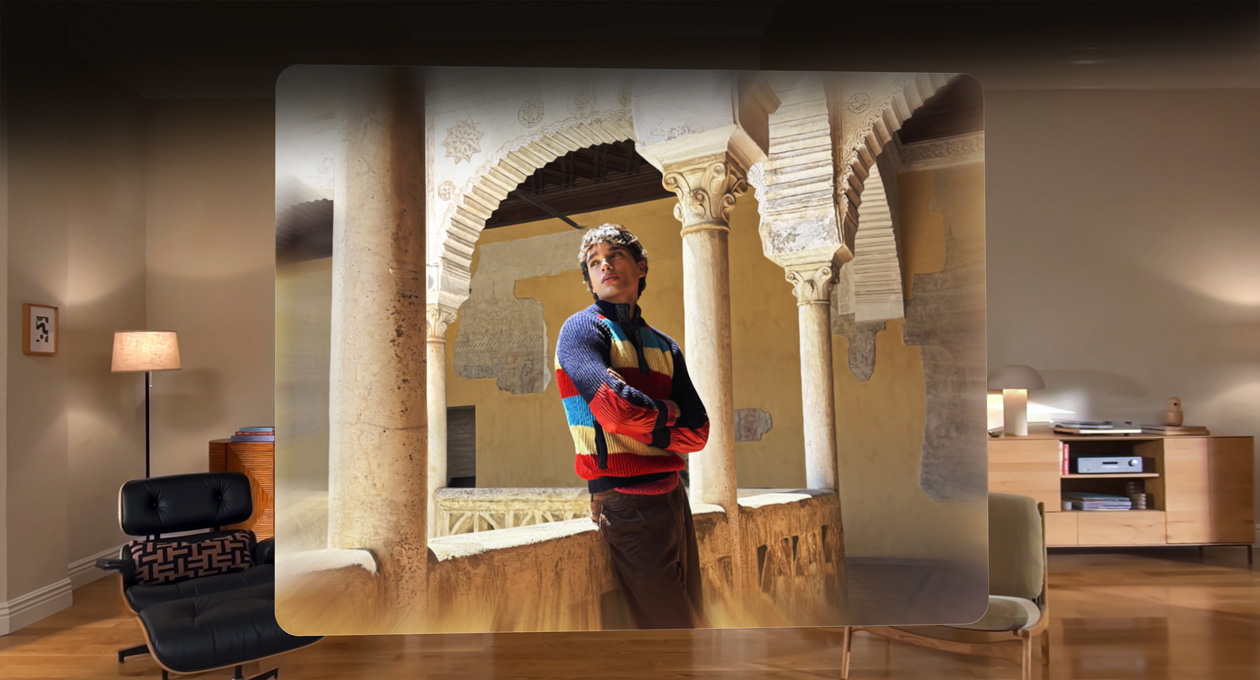 Scène spatiale montrant la photo d’un homme appuyé contre le balcon d’une cour sinueuse, de la profondeur et du relief dans le cadre